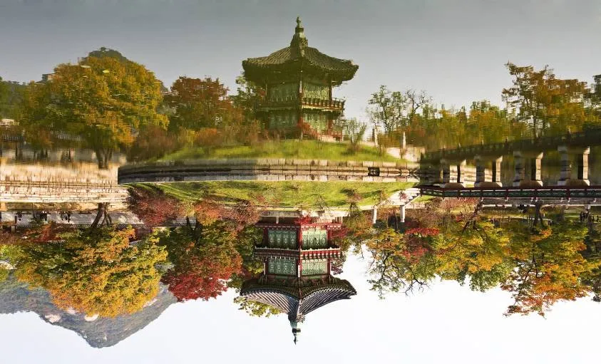 Le reflet d'un batiment dans le lac du jardin du palais