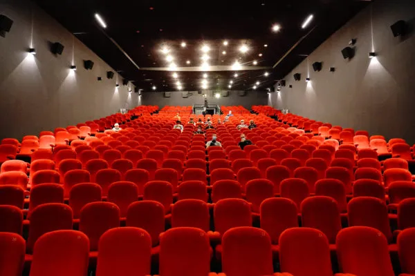 Salle de cinéma presque vide
